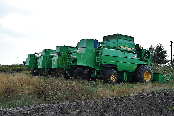 포토 JPG 해외이미지 식물 산업 음식 2 밭 농업 자연 밥 옥수수 사람없음 농작물 농장 농경지 노란색 교수 기계 장비 수확 성장 시골 쌍 황금 결합 낟알 땅 자르기 시리얼 트랙터 엔진 밀짚 밭일 호밀 세련 해외포토 컬러 모션 곡류 교사 짚 농기계 생태계 특수차량 파일형식 이미지허브