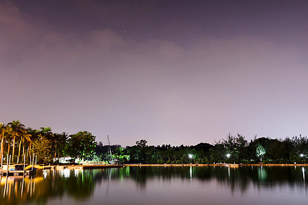 포토 JPG 해외이미지 나무 호수 자연 하늘 사람없음 야외 가로 물 강 컬러풀 태양 반사 맑음 황혼 일몰 달 장노출 해외포토 자연요소 식물 컬러 날씨 촬영기법 노을 생태계 파일형식 이미지허브
