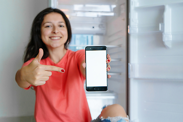 포토 JPG 해외이미지 백인 라이프스타일 손 응시 행복 감정 음식 백그라운드 인터넷 가정 모바일 주택 한명 스마트폰 핸드폰 문 상점 주방 스크린 식사 저녁식사 기계 잡기 오픈 어플리케이션 가난 먹기 기아 배고픔 서비스 속도 공포 쇼 냉장고 질서 온라인 점심식사 해외포토 서양인 1 시선 컨셉 모션 사람 건물 생활 신체부위 전자제품 스마트기기 가전제품 예절 사회이슈 파일형식 이미지허브