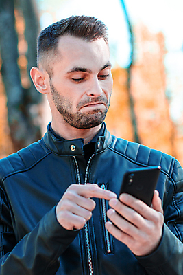 포토 JPG 해외이미지 백인 학생 공원 남자 잎 인터넷 오렌지 비즈니스 통신 모바일 세포 한명 야외 스마트폰 핸드폰 노란색 검은색 가을 잡기 업무 황금 스마트 해외포토 서양인 식물 1 계절 공공시설 컬러 컨셉 과일 모션 사람 전자제품 스마트기기 작업 파일형식 이미지허브