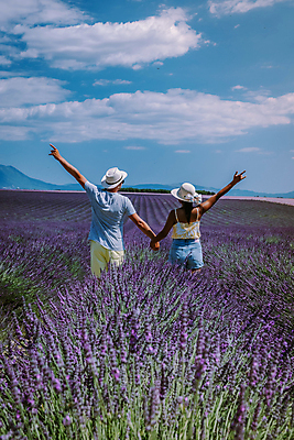 포토 JPG 해외이미지 주간 커플 여자 남자 하늘 상반신 성인 야외 두명 뒷모습 손들기 손잡기 보라색 프랑스 라벤더 프로방스 성인만 해외포토 자연요소 꽃 유럽 뷰포인트 컬러 관계 모션 사람 허브 파일형식 이미지허브