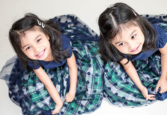 포토 JPG 해외이미지 라이프스타일 드레스 행복 어린이 2 장난 가족 미소 사람 두명 청춘 유행 표현 쌍둥이 긍정 언니 내추럴 결백 해외포토 옷 감정 컨셉 관계 표정 생활 자매 파일형식 이미지허브