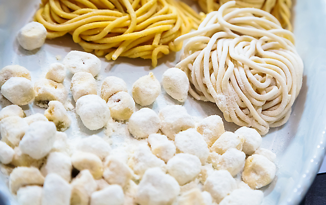 포토 JPG 해외이미지 전통 접시 문화 음식 다이어트 재료 탁자 치즈 파스타 건강 스파게티 요리 사람없음 가로 식사 저녁식사 이탈리아 흰색 시골 신선 최고 면 맛 지중해 크림 메뉴 국수 레시피 성분 건강식 점심식사 생식 채식주의자 탄수화물 핸드메이드 해외포토 식기 유럽 바다 컬러 가구 컨셉 유제품 서양음식 면류 채식 파일형식 이미지허브