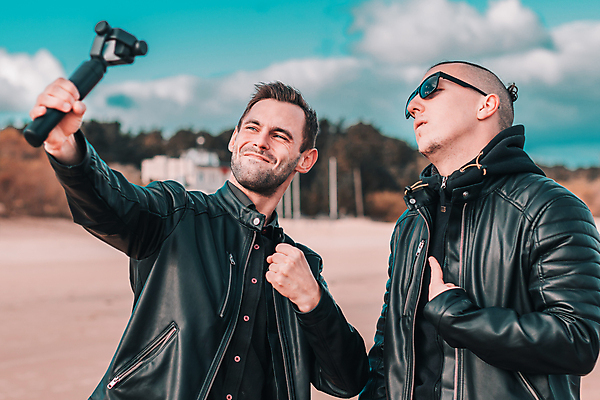 포토 JPG 해외이미지 주간 백인 남자 여행 함께함 들기 상반신 성인 야외 두명 앞모습 친구 선글라스 카메라 주먹 셀프카메라 가죽자켓 성인남자만 셀프캠 해외포토 자연요소 서양인 안경 뷰포인트 컨셉 관계 모션 사람 전자제품 사진촬영 촬영 재킷 남자만 성인만 파일형식 이미지허브