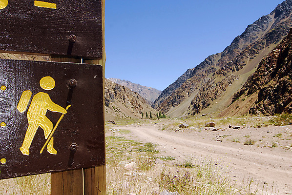 포토 JPG 해외이미지 스포츠 자연 휴가 산 건강 취미 사람없음 야외 운동 여행객 걷기 등산 트래킹 하이킹 암초 아르헨티나 해외포토 모션 레저 사람 남아메리카 생태계 파일형식 이미지허브