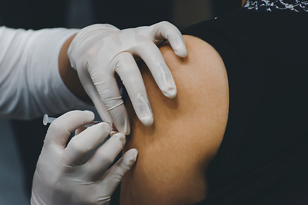 포토 JPG 해외이미지 손 실내 주사기 신체부위 의사 잡기 어깨 예방 주사약 백신 예방접종 팔뚝 코로나바이러스 해외포토 의학 의료기기 모션 사람 내부 약 의료진 바이러스 접종 파일형식 이미지허브