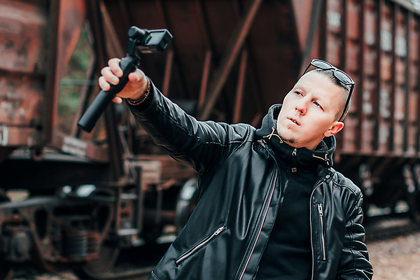 포토 JPG 해외이미지 주간 남자 한명 들기 상반신 성인 야외 앞모습 카메라 셀프카메라 가죽자켓 성인남자한명만 크리에이터 1인미디어 셀프캠 해외포토 자연요소 직업 1 뷰포인트 모션 사람 전자제품 사진촬영 촬영 재킷 방송 남자한명만 성인남자만 파일형식 이미지허브