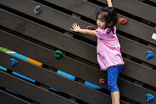 포토 JPG 해외이미지 어린이 밧줄 벽 스포츠 포즈 모션 놀이 실내 한명 안전 사람 동양인 취미 운동 힘 위험 쌍둥이 해외포토 1 줄 컨셉 가족 건강 인종 내부 파일형식 이미지허브