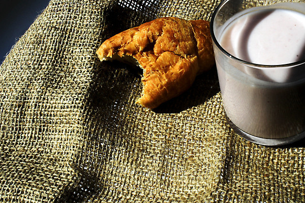 포토 JPG 해외이미지 음료 음식 백그라운드 유리 탁자 유리병 건강 사람없음 목재 컵 갈색 케이크 검은색 식사 어둠 우유 흰색 시골 신선 조끼 항아리 투명 아침식사 상품 초승달 가루 설탕 유기농 롤 요거트 유리주전자 내추럴 프랑스어 단백질 번 칼슘 페스츄리 해외포토 나무 문자 식기 웰빙 빵 컬러 가구 재료 재질 주전자 병_용기 디저트 유제품 외투 달 도자기 영양소 파일형식 이미지허브