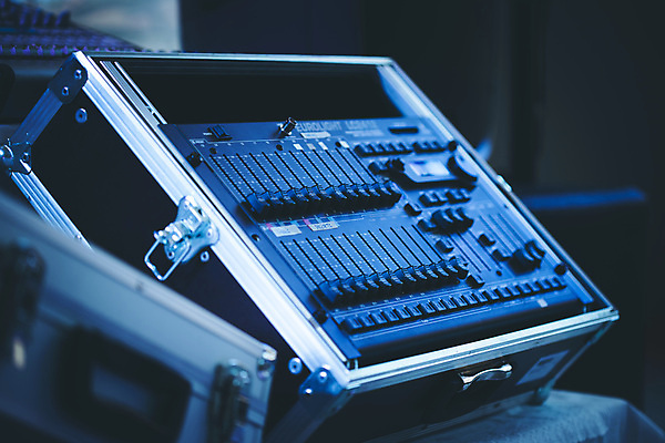 포토 JPG 해외이미지 직업 산업 음악 컨셉 버튼 사람없음 빛 파티 축제 소리 콘서트 음악가 장비 키보드 판넬 엔지니어 볼륨 혼합 소프트포커스 믹서 DJ 클럽 디스코 오디오 방송 아날로그 위로 블러 운영자 작곡가 제어 해외포토 문화예술 촬영기법 이벤트 전자제품 공연 춤 기술자 파일형식 이미지허브