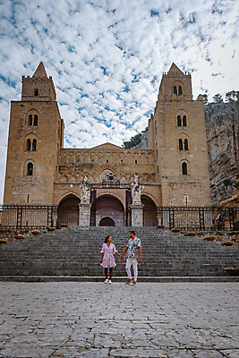 포토 JPG 해외이미지 커플 행복 유럽 바다 여행 벤치 건축양식 관계 휴가 주택 사람 사람없음 야외 건물 여름 도시풍경 성당 교회 마을 항구 이탈리아 도시 지중해 타운 스카이라인 구시가지 바실리카 해외포토 건축물 계절 건축 감정 나라 의자 종교건축 교통시설 풍경 파일형식 이미지허브