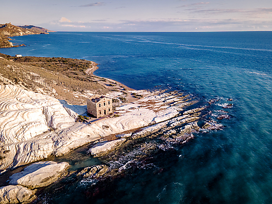포토 JPG 해외이미지 모래 바다 섬 여행 백그라운드 건축양식 자연 하늘 휴가 주택 풍경 사람없음 야외 건물 물 여름 파란색 여행객 탑 이탈리아 바위 흰색 만 역사 지중해 버리기 시력 내추럴 파멸 스타일 해외포토 자연요소 건축물 계절 건축 유럽 컬러 컨셉 모션 사람 돌_바위 생태계 파일형식 소멸 이미지허브