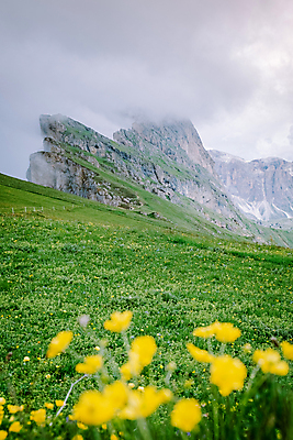 포토 JPG 해외이미지 커플 유럽 여행 휴가 산 안테나 풍경 사람없음 야외 여름 계곡 놀람 이탈리아 트래킹 하이킹 알프스 남쪽 절정 해외포토 계절 감정 나라 통신 관계 레저 표정 방향 파일형식 이미지허브