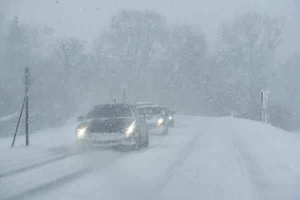포토 JPG 해외이미지 계절 도로 겨울 교통시설 자동차 모바일 날씨 거리 안전 사람없음 얼음 추위 보호 위험 예방 서리 눈내림 겨울풍경 해외포토 자연요소 길 육상교통 교통 컨셉 눈_날씨 풍경 시설 파일형식 이미지허브