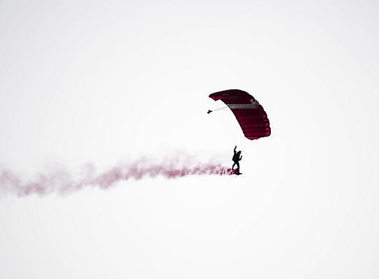 포토 JPG 해외이미지 실루엣 스포츠 포즈 백그라운드 오렌지 자연 하늘 비행기 사람 사람없음 일몰 자유 비행 위험 묘기 스카이다이빙 낙하산 대패 해외포토 컨셉 과일 항공교통 대중교통 촬영기법 노을 익스트림스포츠 생태계 파일형식 이미지허브