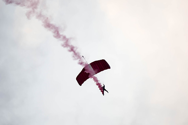 포토 JPG 해외이미지 실루엣 스포츠 포즈 백그라운드 오렌지 자연 하늘 비행기 사람 사람없음 일몰 자유 비행 위험 묘기 스카이다이빙 낙하산 대패 해외포토 컨셉 과일 항공교통 대중교통 촬영기법 노을 익스트림스포츠 생태계 파일형식 이미지허브