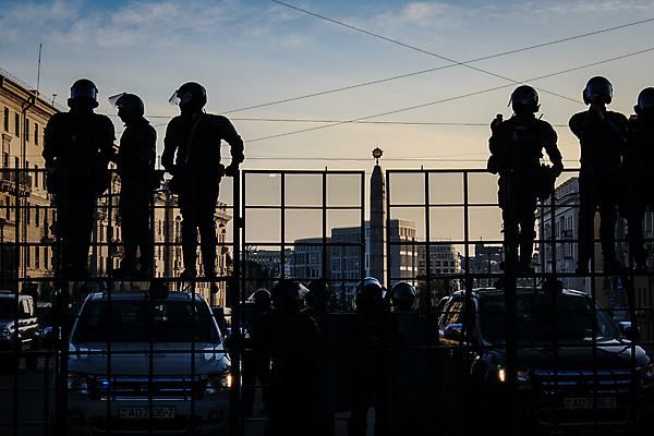 포토 JPG 해외이미지 실루엣 도로 포즈 자동차 거리 사람 사람없음 파란색 검은색 힘 블록 긴급 도시 그룹 뉴스 구출 경찰 야간 공격 선거 버리기 군용 싸움 전쟁 보안 장면 감시 육군 병정 혁명 대통령 벨로루시 스트라이크 위기 작전 재앙 정부 집회 체포 항의 해외포토 자연요소 직업 길 육상교통 컬러 컨셉 교통시설 모션 군대 촬영기법 안전 도움 민주주의 파일형식 이미지허브