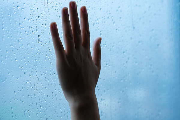 포토 JPG 해외이미지 손 창문 실내 신체부위 비 고독 손짚기 해외포토 자연요소 감정 날씨 사람 손짓 내부 파일형식 이미지허브