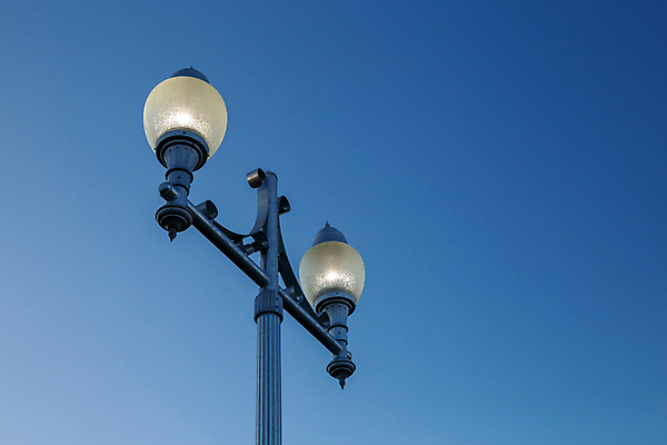 포토 JPG 해외이미지 디자인 도로 로우앵글 백그라운드 가로등 건축양식 유리 하늘 조명 거리 경사 사람없음 야외 장식 파란색 빛 금속 수확 골동품 흰색 등불 램프 도시 화려 철 오브젝트 복고 문학 봉 빛망울 옛날 스타일 방식 해외포토 공공시설 건축 길 뷰포인트 컬러 컨셉 농업 교통시설 재질 파일형식 이미지허브