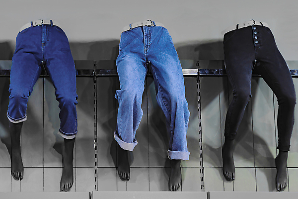 포토 JPG 해외이미지 디자인 옷 컨셉 패턴 바지 부분 거리 사람없음 파란색 컬러풀 뷰티 유행 우주 어둠 흰색 청바지 직물 도시 면 우아함 도심 마네킹 가득함 해군 타운 길이 고립 구식 썩음 옛날 스타일 해외포토 컬러 무늬 하의 군대 파일형식 이미지허브