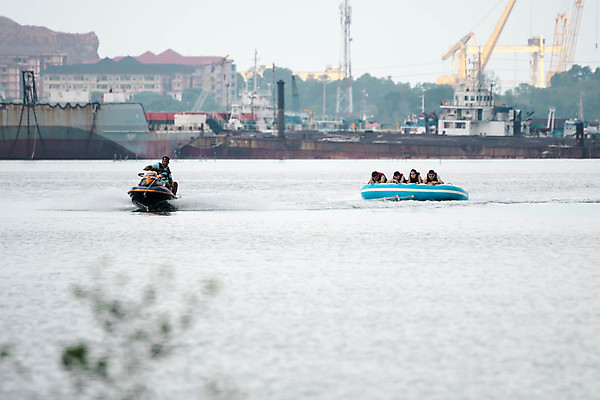 포토 JPG 해외이미지 남자 행복 호수 어린이 밧줄 스포츠 파도 포즈 가족 놀이 휴가 소년 사람없음 야외 내부 물 파란색 재킷 기쁨 보트 당기기 승차 속도 튜브 해외포토 자연요소 감정 줄 바다 컬러 배_교통 관계 모션 사람 외투 파일형식 이미지허브
