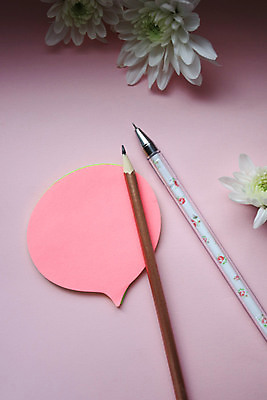 포토 JPG 해외이미지 디자인 여자 교육 꽃 종이 분홍색 백그라운드 컨셉 스티커 비즈니스 학교 탁자 휴가 문구용품 프레임 직장 사랑 미술 사람없음 책 초록색 파란색 컬러풀 사무실 연필 펜 다이어리 쪽지 공책 공백 흰색 업무 화려 메시지 플랫 정상 책상 그림 문서 클립 위치 고립 조언 해외포토 식물 감정 컬러 가구 회사 문화예술 학용품 사람 필기구 사무용품 작업 오브젝트 파일형식 이미지허브