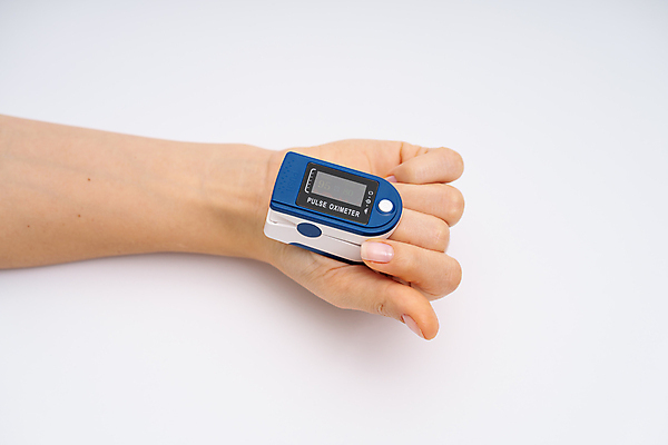 포토 JPG 해외이미지 손 실내 집게 신체부위 주먹 측정 흰배경 끼우기 측정기 산소포화도측정기 해외포토 백그라운드 모션 사람 내부 기계 흰색 파일형식 이미지허브