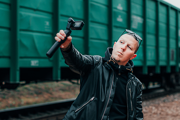 포토 JPG 해외이미지 주간 남자 한명 들기 상반신 성인 야외 옆모습 카메라 셀프카메라 가죽자켓 성인남자한명만 크리에이터 1인미디어 셀프캠 해외포토 자연요소 직업 1 뷰포인트 모션 사람 전자제품 사진촬영 촬영 재킷 방송 남자한명만 성인남자만 파일형식 이미지허브