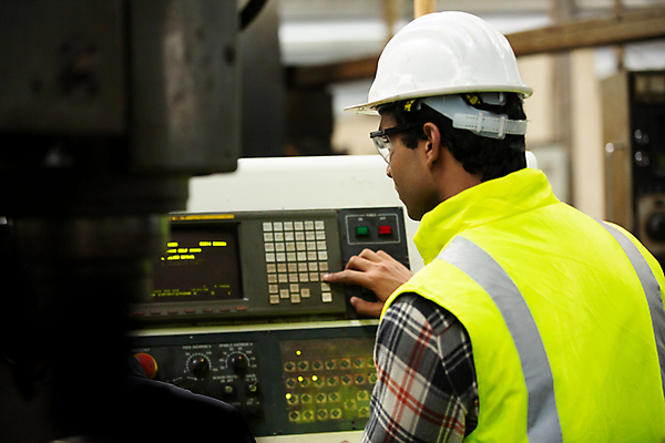 포토 JPG 해외이미지 식물 직업 여자 남자 산업 공장 노동자 직장 한명 안전 사람 노트북 컴퓨터 금속 기계 재킷 장비 업무 작업실 기술자 엔지니어 제조 감독 안전모 헬멧 건축가 토론 창고 시설 무거움 공학 개발 해외포토 1 교육 회사 공업 재질 전자제품 외투 작업 무게 안전장비 보호장비 파일형식 이미지허브