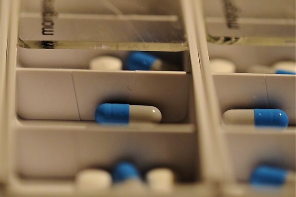 포토 JPG 해외이미지 건강 사람없음 초록색 파란색 상자 알약 약 고통 흰색 입 닫기 질병 약국 준비 예방 처방 돌봄 복용 진통제 해외포토 감정 컬러 의학 모션 신체부위 파일형식 이미지허브