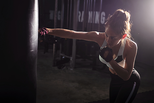 포토 JPG 해외이미지 백인 모델 라이프스타일 여자 스포츠 장갑 백그라운드 운동화 신체 가방 태국 근육 갈색머리 건강 한명 사람 동양인 성인 운동 뷰티 힘 권투 공격 연습 체육관 싸움 땀 챔피언 킥복싱 해외포토 서양인 1 헤어스타일 잡화 아시아 신발 모션 인종 생활 격투기 파일형식 이미지허브
