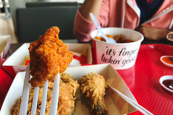포토 JPG 해외이미지 접시 음식 다이어트 패스트푸드 파슬리 육류 요리 사람없음 컵 갈색 노란색 식당 식사 저녁식사 치킨 튀김 흰색 시골 신선 사발 시장 황금 맛 가슴 케첩 먹기 속도 팝콘 점심식사 빵가루 팝 해로움 핸드메이드 해외포토 식기 컬러 컨셉 채소 식재료 모션 건강 신체부위 상점 사기그릇 소스_음식 인스턴트 닭고기요리 파일형식 이미지허브