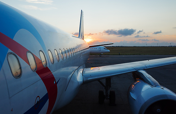 포토 JPG 해외이미지 실루엣 어린이 여행 비즈니스 창문 교통시설 엄마 휴가 비행기 사람 사람없음 짐 기다림 공항 출발 활주로 제트기 승객 대패 터미널 해외포토 길 교통 컨셉 가족 항공교통 모션 대중교통 촬영기법 시설 파일형식 이미지허브