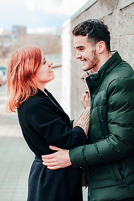 포토 JPG 해외이미지 백인 라이프스타일 커플 여자 남자 행복 포즈 2 데이트 관계 함께함 발렌타인데이 사랑 미소 웃음 사람 야외 두명 봄 기쁨 꿈 도시 내추럴 해외포토 서양인 계절 감정 컨셉 데이이벤트 표정 생활 파일형식 이미지허브