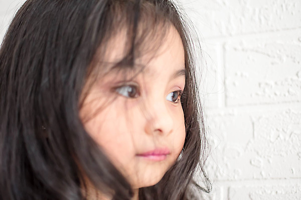 포토 JPG 해외이미지 백인 모델 1 여자 행복 얼굴 어린이 백그라운드 놀이 건강 한명 미소 사람 뷰티 유행 흰색 작음 고립 해외포토 서양인 감정 컬러 표정 신체부위 크기 파일형식 이미지허브