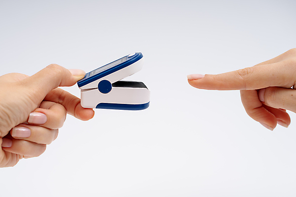 포토 JPG 해외이미지 손 실내 집게 들기 신체부위 오픈 측정 흰배경 끼우기 측정기 산소포화도측정기 해외포토 백그라운드 모션 사람 내부 기계 흰색 파일형식 이미지허브