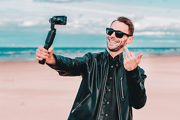 포토 JPG 해외이미지 주간 남자 여행 한명 들기 상반신 성인 해변 야외 앞모습 선글라스 카메라 셀프카메라 가죽자켓 성인남자한명만 크리에이터 1인미디어 셀프캠 해외포토 자연요소 직업 1 안경 바다 뷰포인트 모션 사람 전자제품 사진촬영 촬영 재킷 방송 남자한명만 성인남자만 파일형식 이미지허브