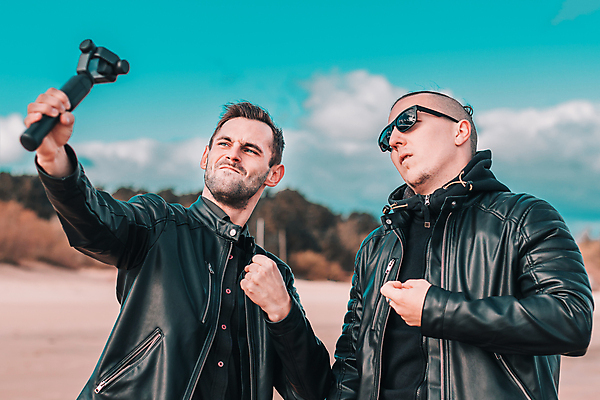 포토 JPG 해외이미지 주간 백인 남자 여행 함께함 들기 상반신 성인 야외 두명 앞모습 친구 선글라스 카메라 주먹 셀프카메라 가죽자켓 성인남자만 셀프캠 해외포토 자연요소 서양인 안경 뷰포인트 컨셉 관계 모션 사람 전자제품 사진촬영 촬영 재킷 남자만 성인만 파일형식 이미지허브