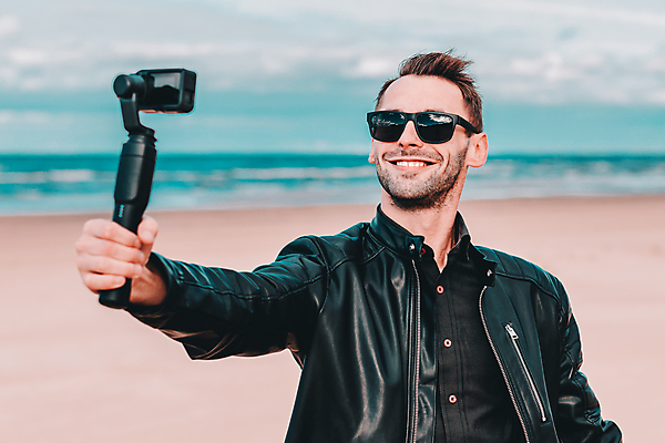 포토 JPG 해외이미지 주간 남자 여행 한명 들기 상반신 성인 해변 야외 옆모습 선글라스 카메라 셀프카메라 가죽자켓 성인남자한명만 크리에이터 1인미디어 셀프캠 해외포토 자연요소 직업 1 안경 바다 뷰포인트 모션 사람 전자제품 사진촬영 촬영 재킷 방송 남자한명만 성인남자만 파일형식 이미지허브