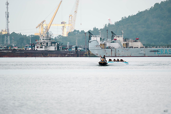 포토 JPG 해외이미지 남자 행복 호수 어린이 밧줄 스포츠 파도 포즈 가족 놀이 휴가 소년 사람없음 야외 내부 물 파란색 재킷 기쁨 보트 당기기 승차 속도 튜브 해외포토 자연요소 감정 줄 바다 컬러 배_교통 관계 모션 사람 외투 파일형식 이미지허브