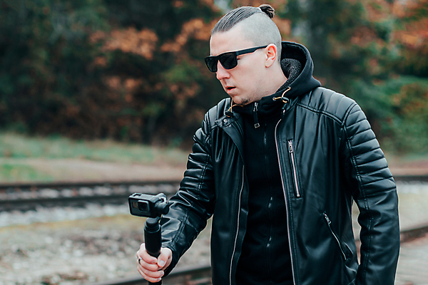 포토 JPG 해외이미지 주간 남자 한명 들기 상반신 성인 야외 옆모습 선글라스 카메라 셀프카메라 가죽자켓 성인남자한명만 크리에이터 1인미디어 셀프캠 해외포토 자연요소 직업 1 안경 뷰포인트 모션 사람 전자제품 사진촬영 촬영 재킷 방송 남자한명만 성인남자만 파일형식 이미지허브