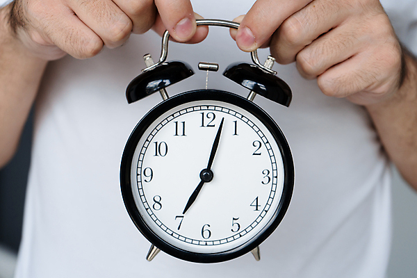 포토 JPG 해외이미지 라이프스타일 손 시계 백그라운드 아침 휴식 주택 실내 피곤 사람없음 내부 일상 검은색 침실 꿈 수확 종 흰색 반지 잡기 시간 잠 업무 원형 클래식 손목시계 속도 복고 공포 타이머 재촉 경보 마감 분 옛날 조언 취침시간 카운트다운 스타일 해외포토 주간 도형 컬러 컨셉 농업 장신구 모션 건물 라이프 생활 신체부위 작업 파일형식 이미지허브