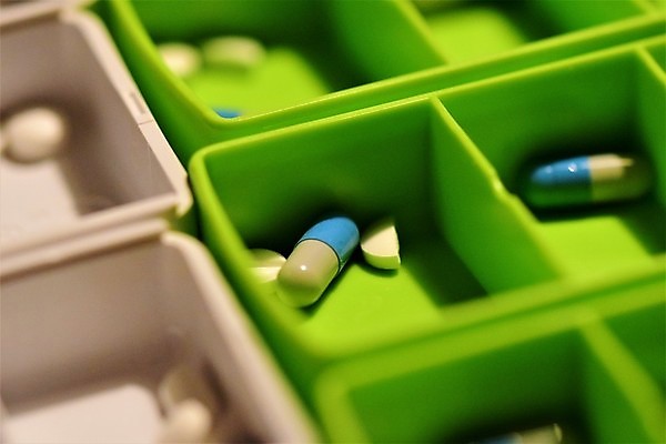 포토 JPG 해외이미지 건강 사람없음 초록색 파란색 상자 알약 약 고통 흰색 입 닫기 질병 약국 준비 예방 처방 돌봄 복용 진통제 해외포토 감정 컬러 의학 모션 신체부위 파일형식 이미지허브