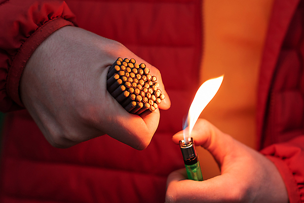 포토 JPG 해외이미지 손 크리스마스 불 새해 폭죽 불꽃놀이 한명 야외 빨간색 빛 크래커 축제 힘 소리 잡기 뜨거움 12월 폭발물 폭탄 가루 시끄러움 라이터 파열 다이너마이트 심지 점화 화상 해외포토 자연요소 1 기념일 무기 컬러 모션 놀이 사람 신체부위 쿠키 날짜 상처 파일형식 이미지허브