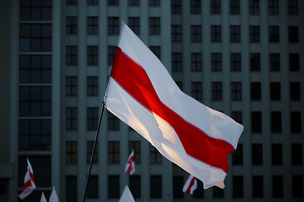 포토 JPG 해외이미지 디자인 유럽 포스터 포즈 백그라운드 컨셉 새로움 거리 미술 사람 사람없음 그래픽 빨간색 자유 흰색 깃발 역사 뉴스 경찰 보호 토론 투표 선거 민주주의 심볼 사인 혁명 대통령 독립 벨로루시 위기 전국 정부 지원 참여 항의 해외포토 직업 나라 컬러 문화예술 파일형식 이미지허브