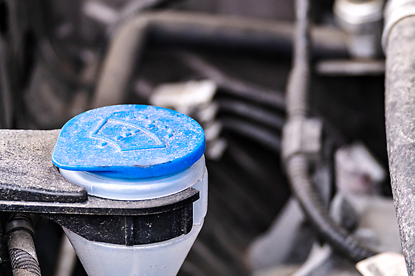 포토 JPG 해외이미지 로우앵글 교통시설 자동차 유리 날씨 사람없음 옆모습 파란색 검은색 저수지 투명 액체 컨테이너 플라스틱 오브젝트 서비스 탱크 먼지 수납 튜브 세탁기 엔진 모터 유지 보유 자동 중고 진짜 캡모자 해외포토 모자_잡화 산업 육상교통 뷰포인트 컬러 교통 재질 가전제품 시설 파일형식 이미지허브