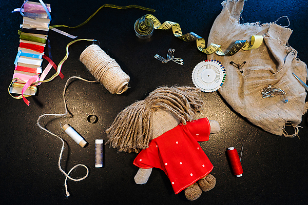 포토 JPG 해외이미지 라이프스타일 손 디자인 리본 인형 백그라운드 주택 직장 창조 선물 미술 취미 사람없음 장식 빨간색 장난감 유행 흰색 공구 직물 업무 실 바느질 묘사 만들기 수공예 DIY 재단 재단사 방법 브라우니 핸드메이드 해외포토 직업 컬러 회사 모션 문화예술 디저트 건물 생활 신체부위 도구 작업 공예 파일형식 이미지허브