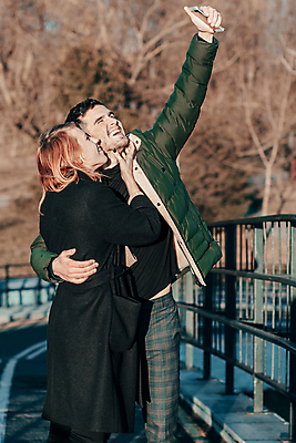 포토 JPG 해외이미지 백인 라이프스타일 커플 여자 남자 행복 포즈 2 데이트 관계 모바일 함께함 발렌타인데이 사랑 미소 사람 야외 두명 스마트폰 핸드폰 봄 기쁨 꿈 도시 전화기 내추럴 해외포토 서양인 계절 감정 컨셉 데이이벤트 표정 생활 전자제품 스마트기기 파일형식 이미지허브