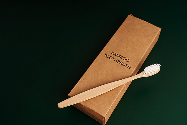 포토 JPG 해외이미지 검은배경 사람없음 상자 칫솔 오브젝트 에코 친환경 에코라이프 위생관리 친환경제품 카피스페이스 대나무칫솔 다회용품 해외포토 라이프스타일 백그라운드 관리 위생용품 환경 검은색 공백 재활용품 파일형식 이미지허브