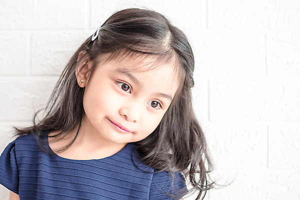 포토 JPG 해외이미지 백인 여자 행복 얼굴 어린이 포즈 백그라운드 한명 미소 사람 뷰티 유행 흰색 작음 고립 해외포토 서양인 1 감정 컬러 표정 신체부위 크기 파일형식 이미지허브